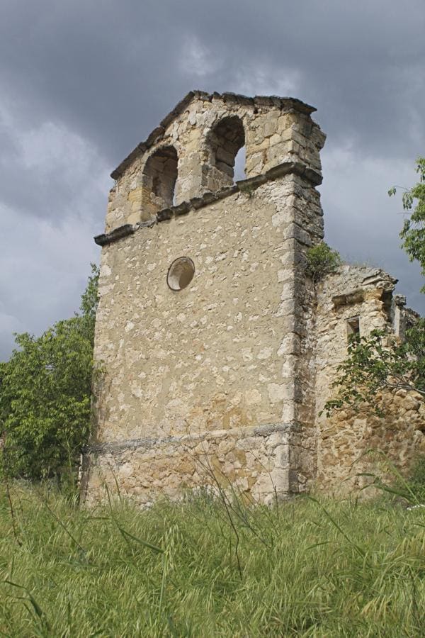 La espadaña de la iglesia de Hontanillas es de lo poco que queda en pie. Las campanas desaparecieron hace tiempo. 