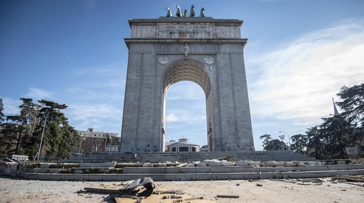 Entre el olvido y la dejadez: los edificios singulares de Madrid en estado de abandono, en fotos