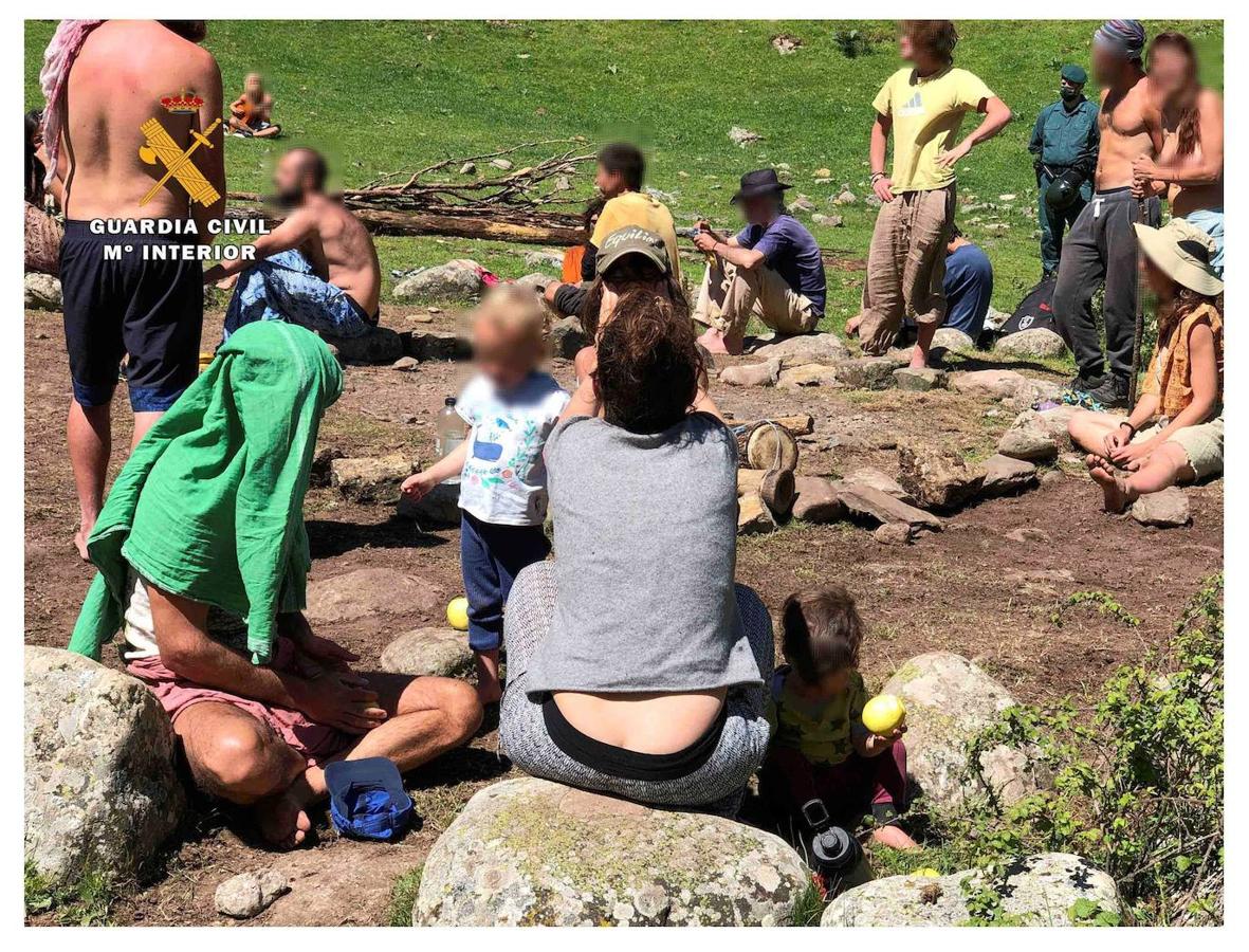 Algunos de los 'hippies' acampados en el valle de la Portilla (La Rioja). 