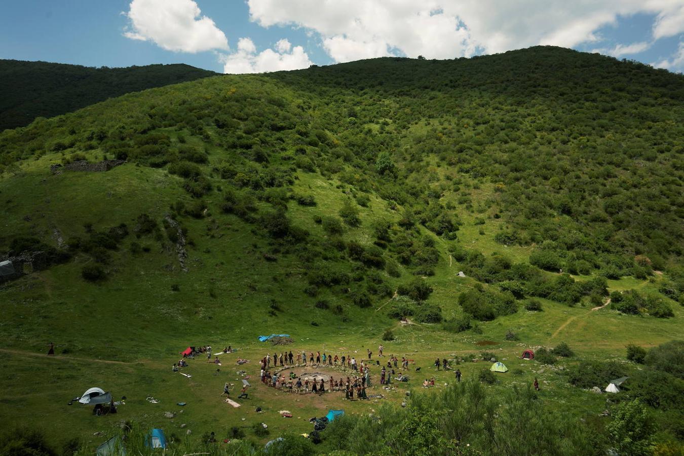 Integrantes de Familia Arcoíris forman un círculo sagrado en el valle de la Portilla en La Rioja. 