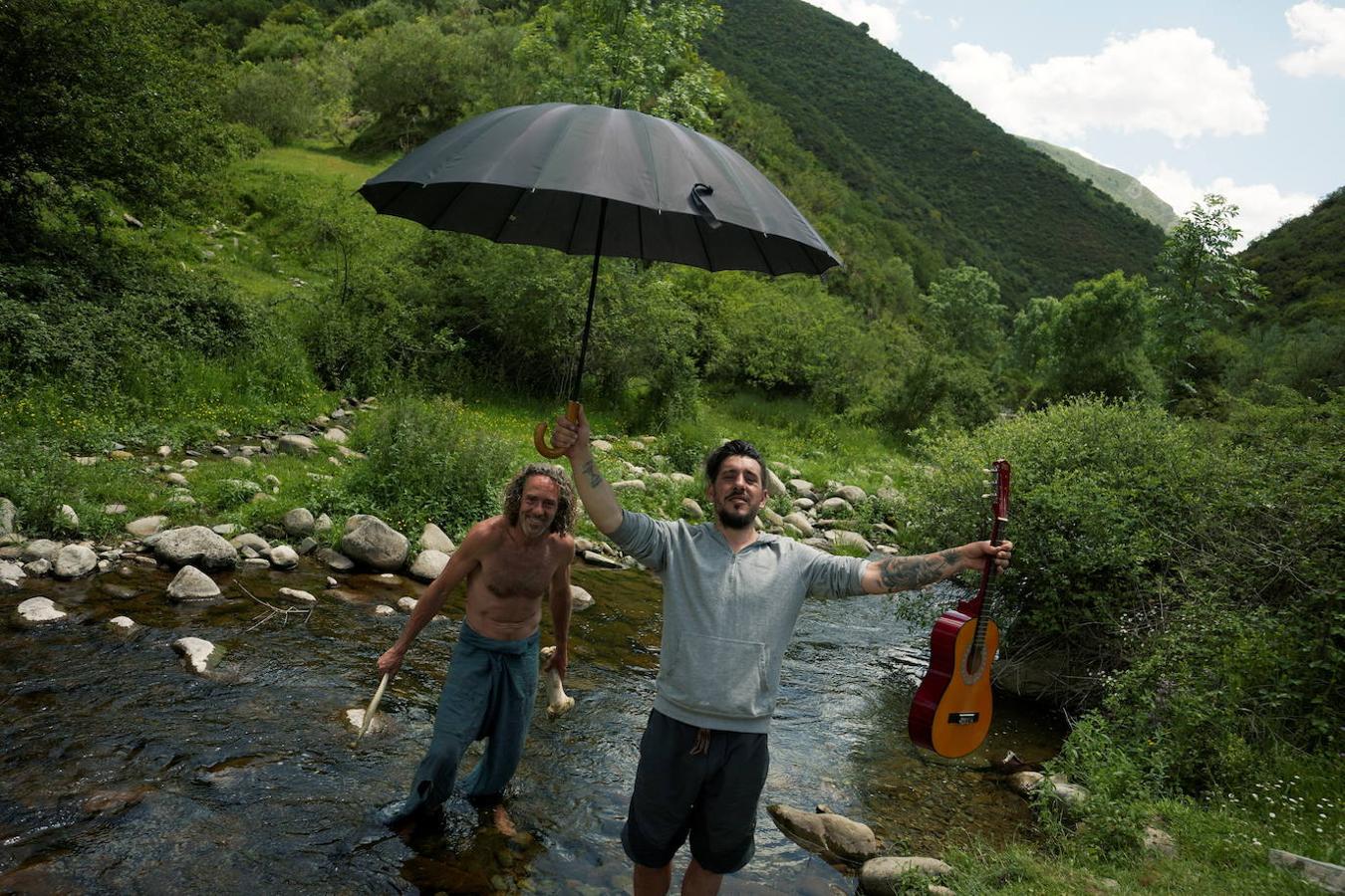 David Monge Marcos y Jorge Pineiro, integrantes de Familia Arcoíris, posan en un río de la sierra riojana. 