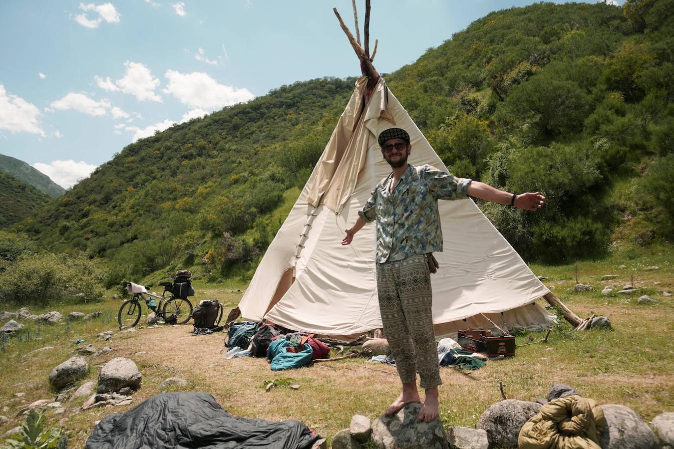 Un integrante de Familia Arcoíris junto a una de las tiendas del campamento. 