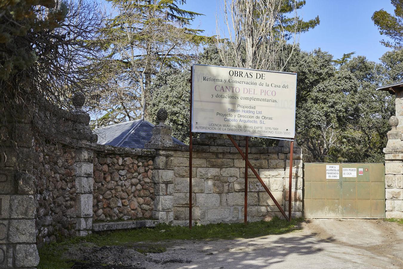 Palacio del Canto del Pico. Declarado Bien de Interés Cultural (BIC) en 1930, la residencia de recreo de Francisco Franco en Torrelodones se ha rendido al vandalismo. Se trata de una propiedad privada sobre la que la Dirección General de Patrimonio de la Comunidad y el Ayuntamiento de Torrelodones estudian la posibilidad de hacer una permuta de terrenos y llevar a cabo un plan de rehabilitación.. 