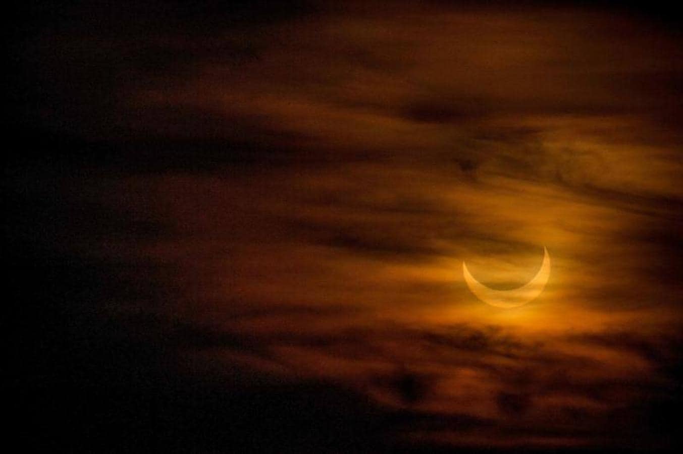 Las mejores imágenes del eclipse de Sol. Imagen tomada desde Massachusetts, en Estados Unidos, donde en algunas partes se ha podido ver una media luna delgada