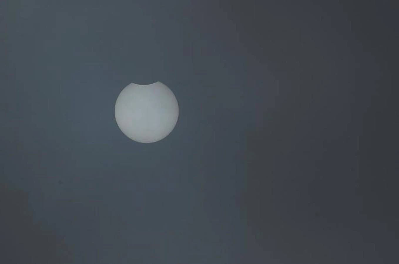 Las mejores imágenes del eclipse de Sol. El Sol, con una 'mordida', visto desde Lugo