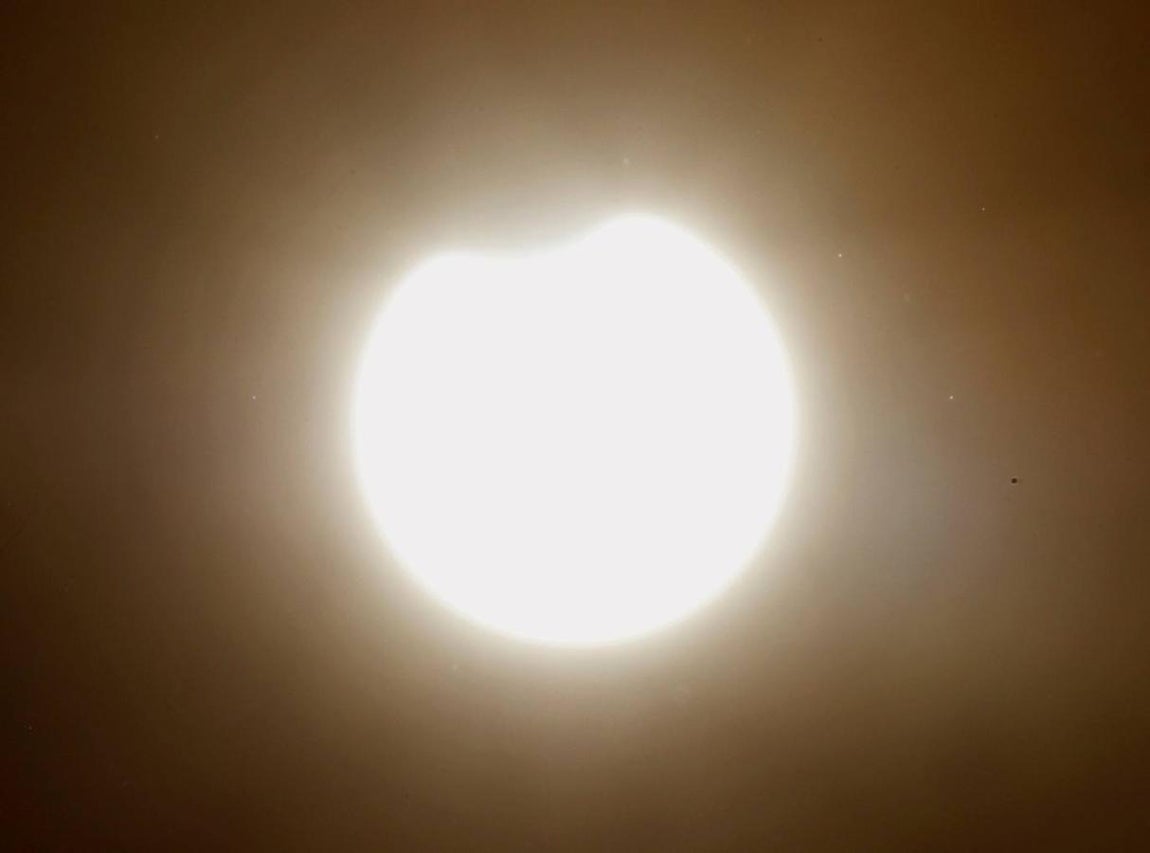 El eclipse anular de Sol visto desde la Plaza del Obradoiro en Santiago de Compostela (Galicia). 