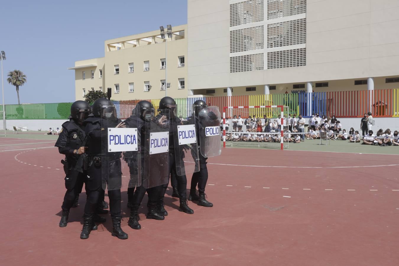 Fotos: La clase magistral de la Policía en el colegio San José-Esclavas de Cádiz