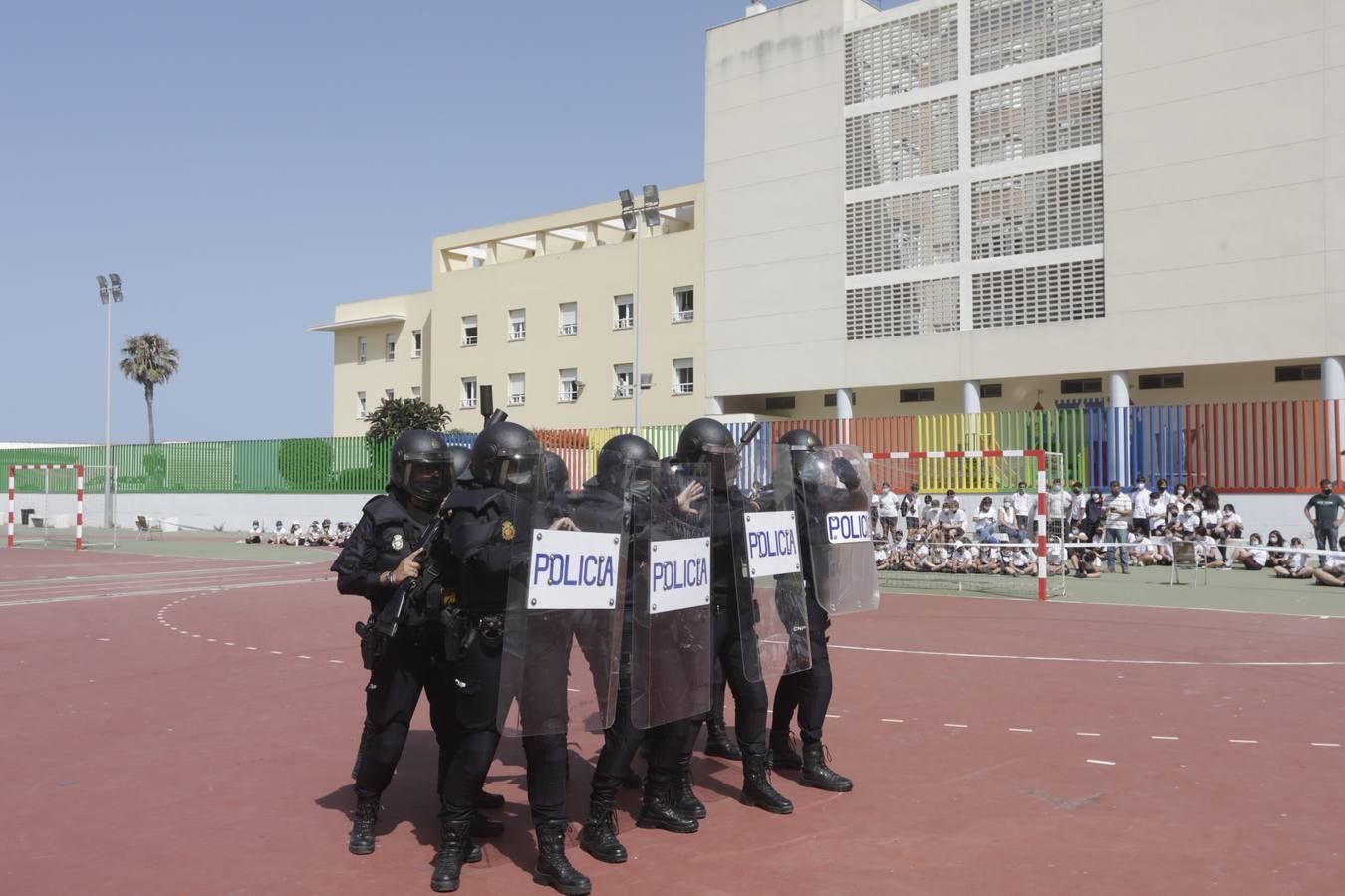 Fotos: La clase magistral de la Policía en el colegio San José-Esclavas de Cádiz