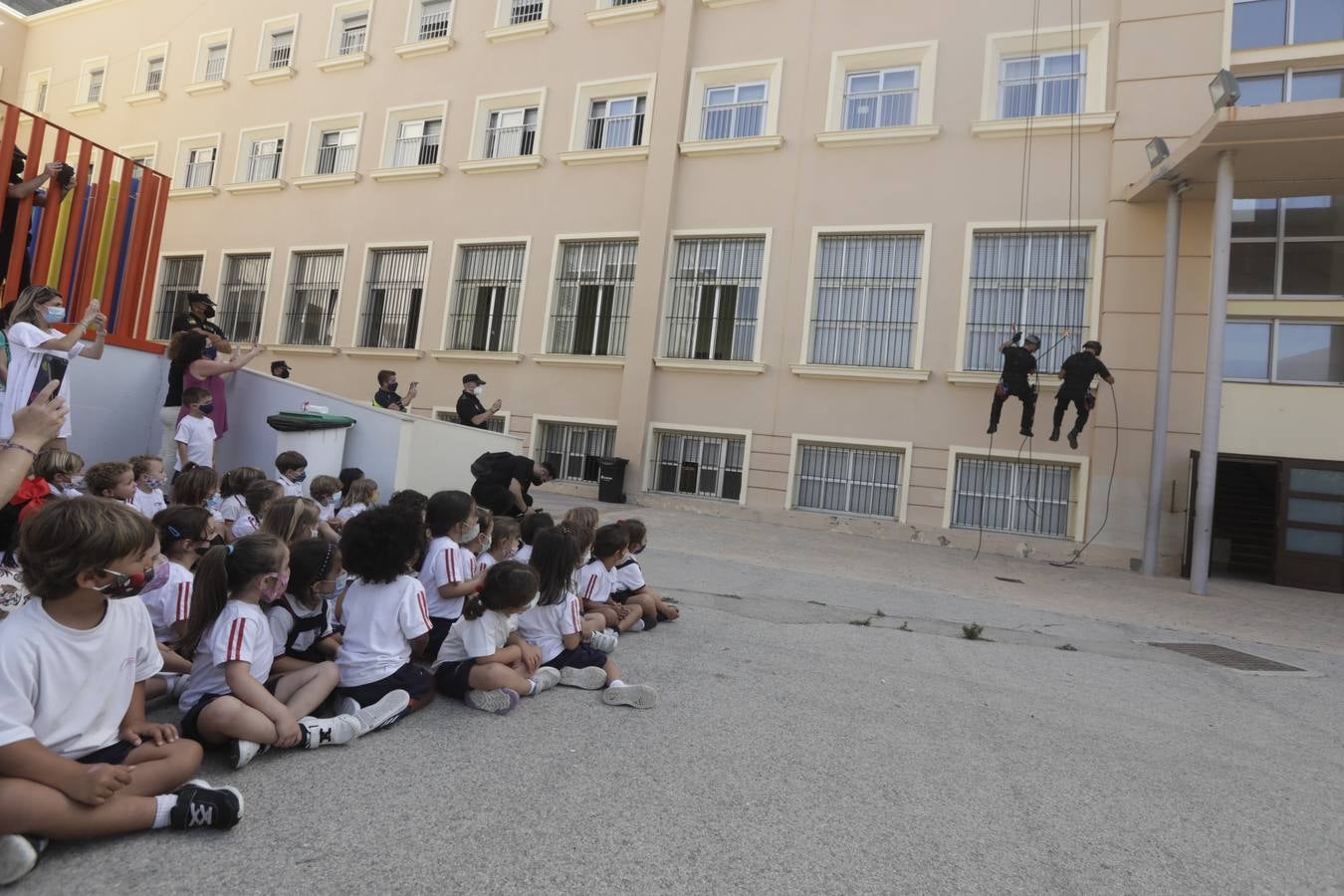 Fotos: La clase magistral de la Policía en el colegio San José-Esclavas de Cádiz