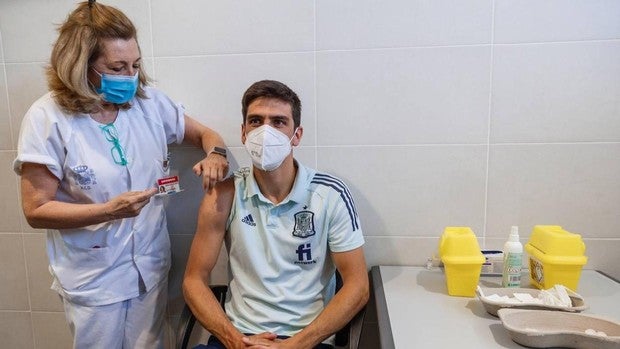 Los jugadores de la selección española reciben la vacuna contra el coronavirus