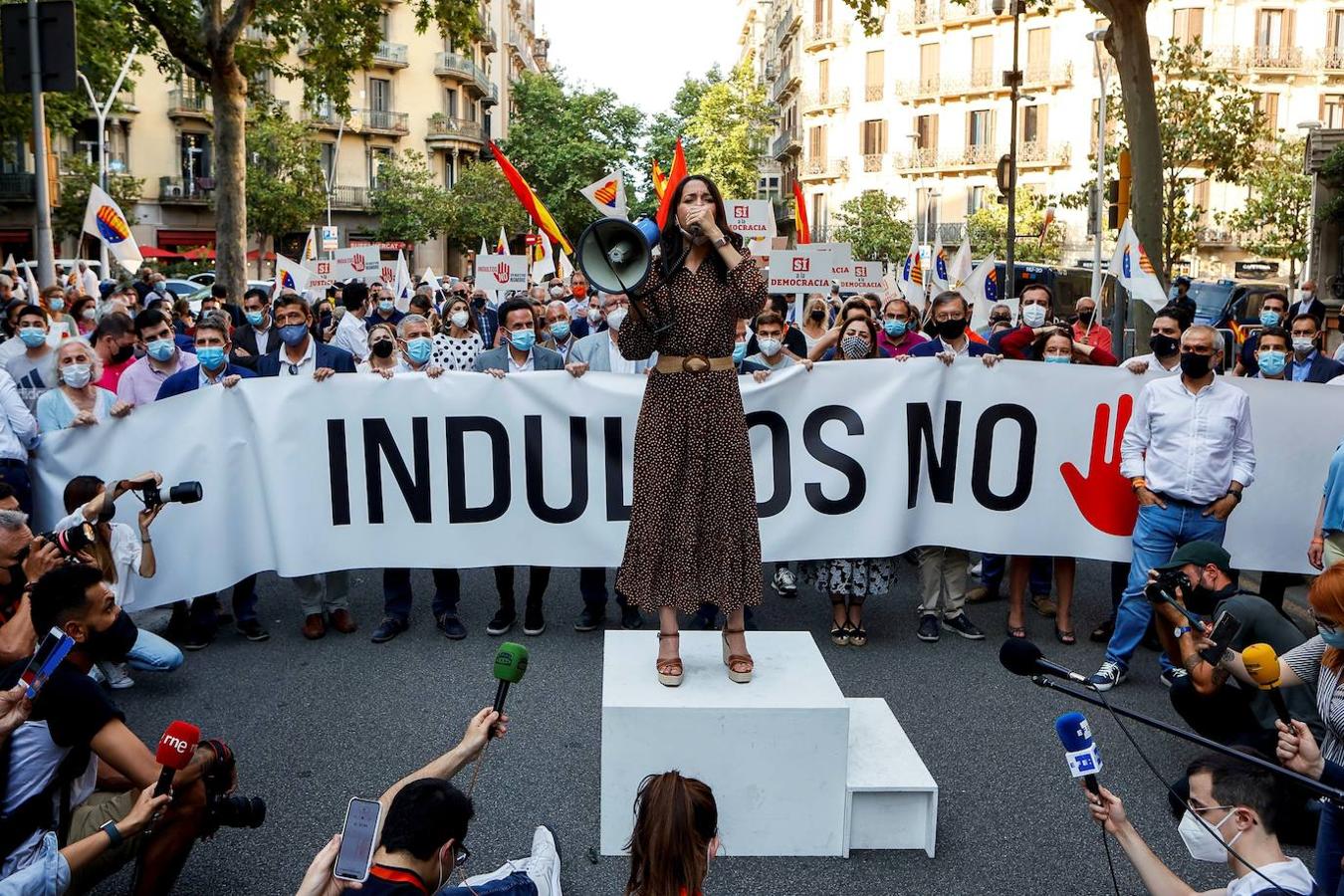 La presidenta de Ciudadanos (Cs), Inés Arrimadas (C), participa en la concentración contra los indultos convocada bajo el lema de «No en nuestro nombre», este viernes en Barcelona. 