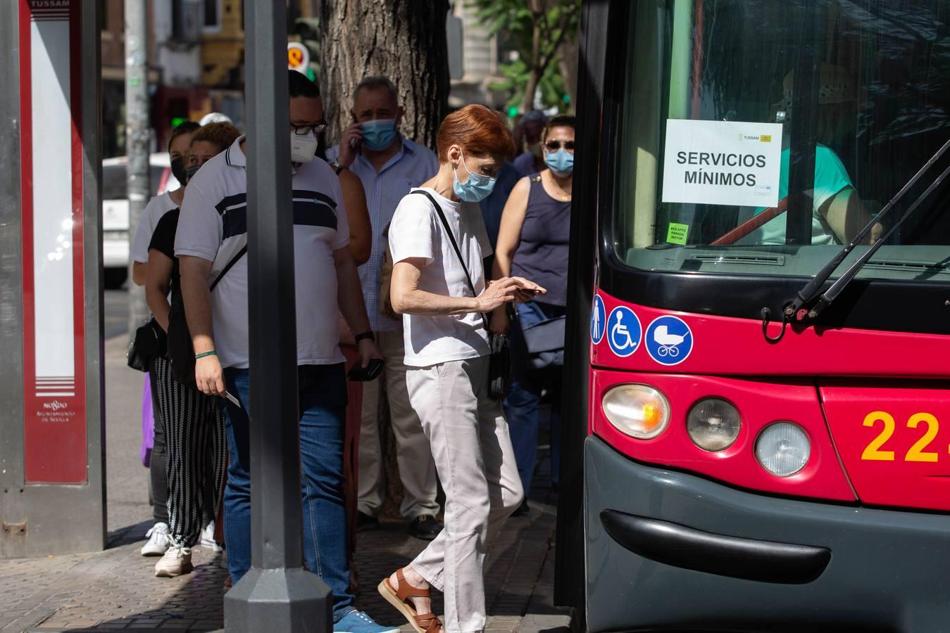 La huelga de Tussam en Sevilla apenas afecta a los usuarios: algunas colas y esperas un poco más largas