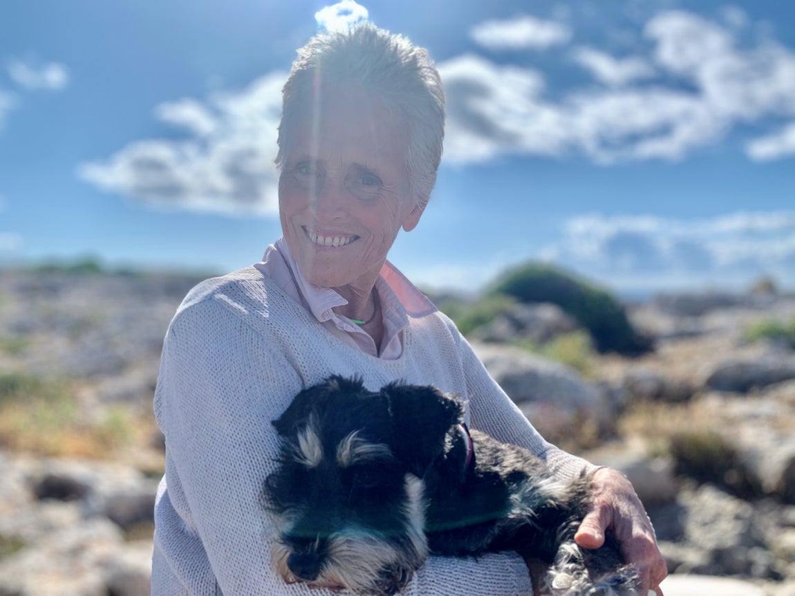 Scott y Milá - Movistar+. El programa de Mercedes Milá continúa siendo una sauna televisiva en su tercera temporada. Por lo relajante que es; no por el gusto de su titular al destape. La periodista sigue abrazando árboles y, sobre todo, haciendo un precioso y preciso trabajo: entrevistar con ganas y con tiempo. Ahora, con mascarilla, así que al único que besa es a su perro. Cada tanda suele empezar con el tema más llamativo (esta vez, el ‘faloculturismo’), pero los hallazgos están en los siguientes. Milá, con la productora de Jesús Calleja, se va a Estonia para hablar de mala educación (la española) y a Galicia para comer algas. ‘Scott y Milá’ releva al programa de Iñaki Gabilondo, ‘Cuando ya no esté’, pues su preocupación es la misma: el futuro.