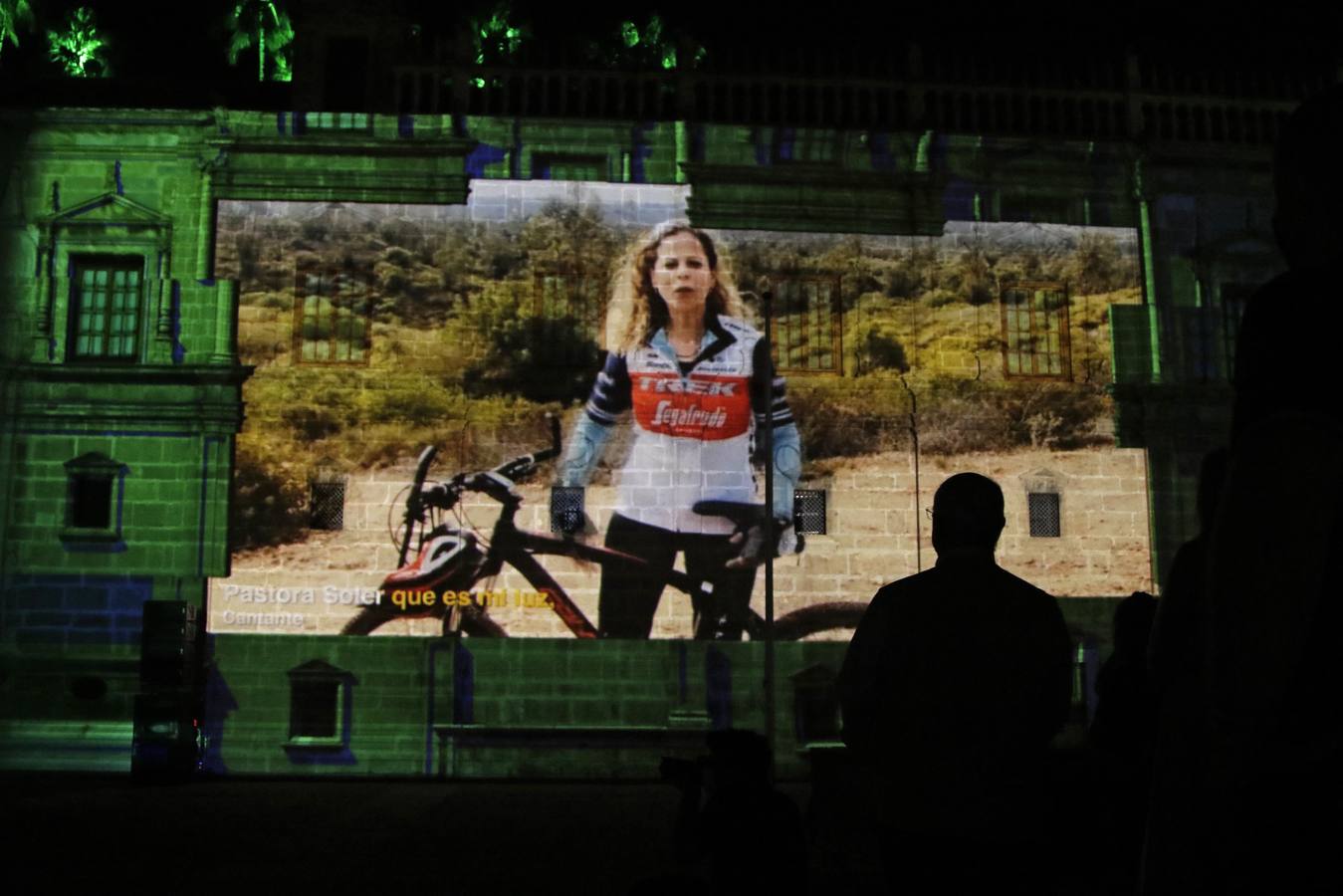 Eurocopa en Sevilla: espectáculo nocturno de luces de norte a sur de la ciudad