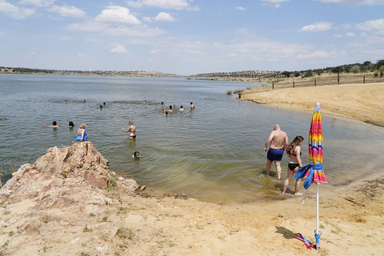 El primer baño en la playa del embalse de La Colada en Córdoba, en imágenes