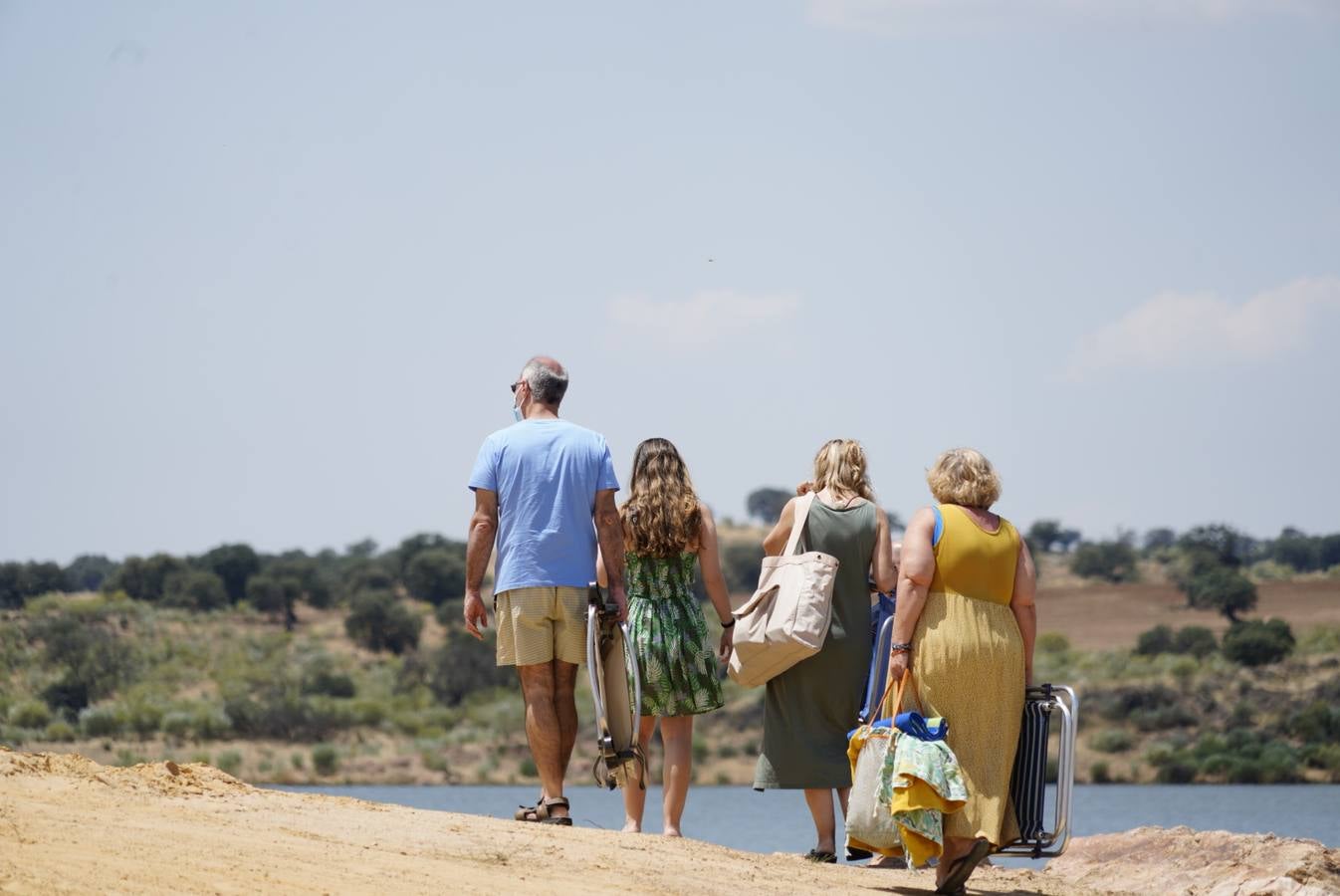 El primer baño en la playa del embalse de La Colada en Córdoba, en imágenes