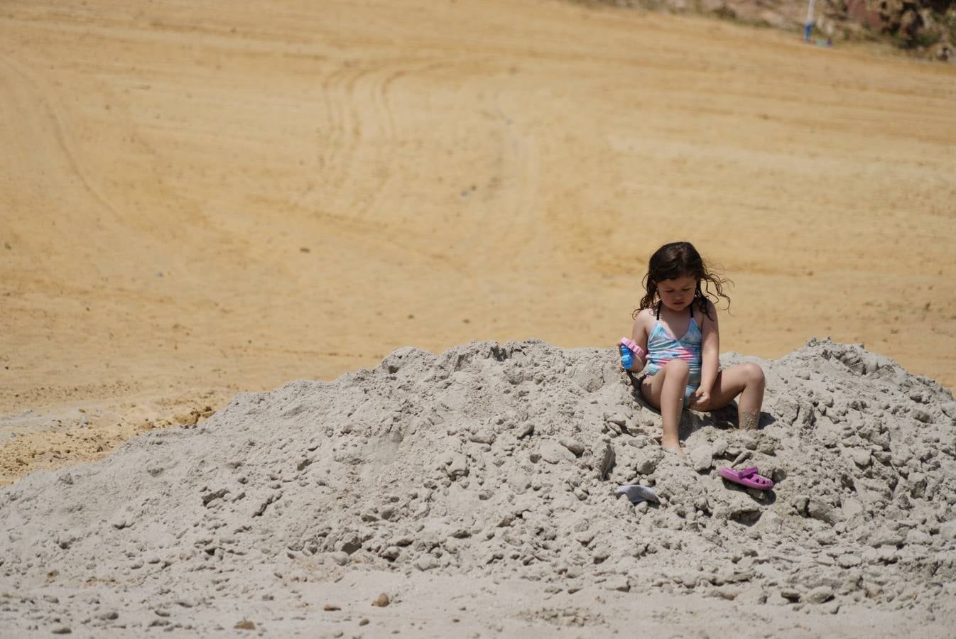 El primer baño en la playa del embalse de La Colada en Córdoba, en imágenes