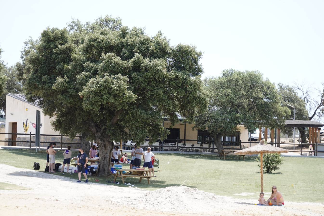 El primer baño en la playa del embalse de La Colada en Córdoba, en imágenes