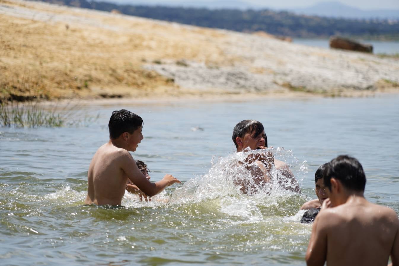 El primer baño en la playa del embalse de La Colada en Córdoba, en imágenes