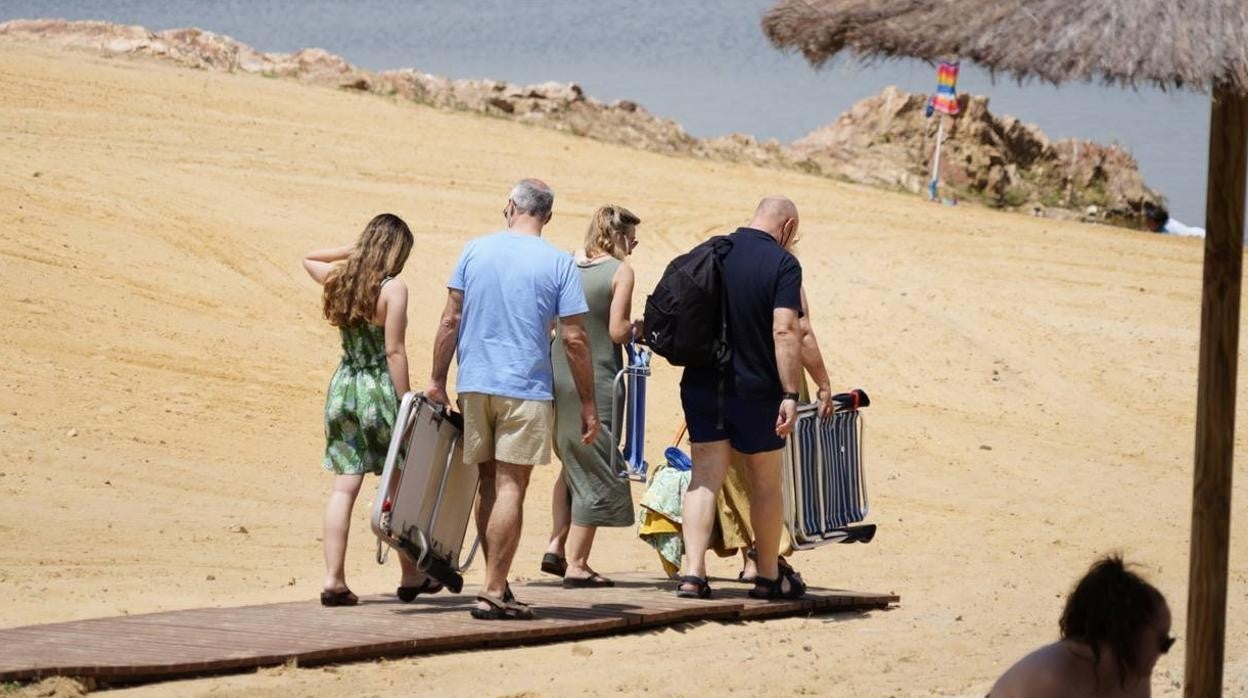 El primer baño en la playa del embalse de La Colada en Córdoba, en imágenes