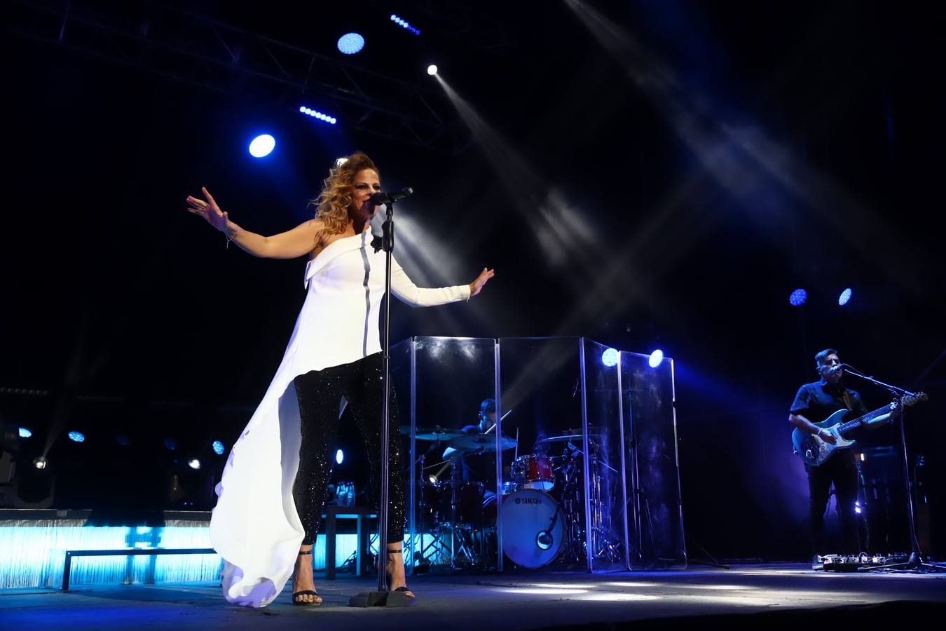 En imágenes, Pastora Soler hace vibrar a su público en su concierto de Córdoba