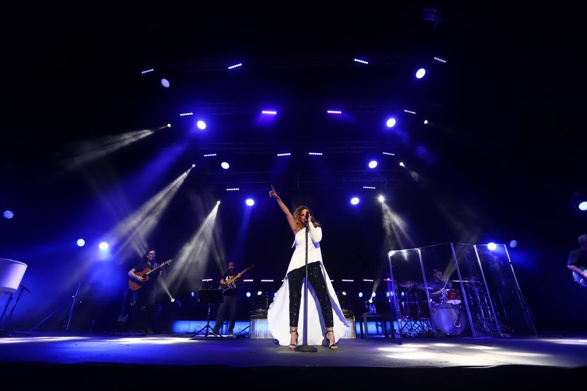 En imágenes, Pastora Soler hace vibrar a su público en su concierto de Córdoba