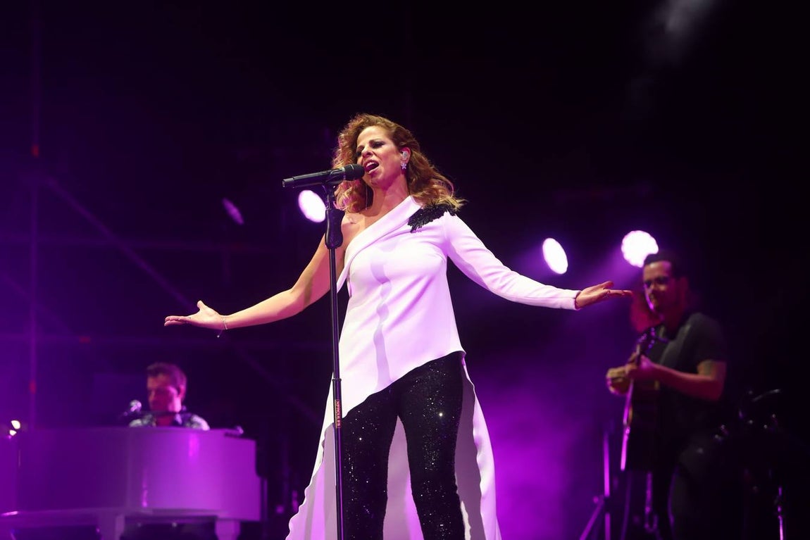 En imágenes, Pastora Soler hace vibrar a su público en su concierto de Córdoba