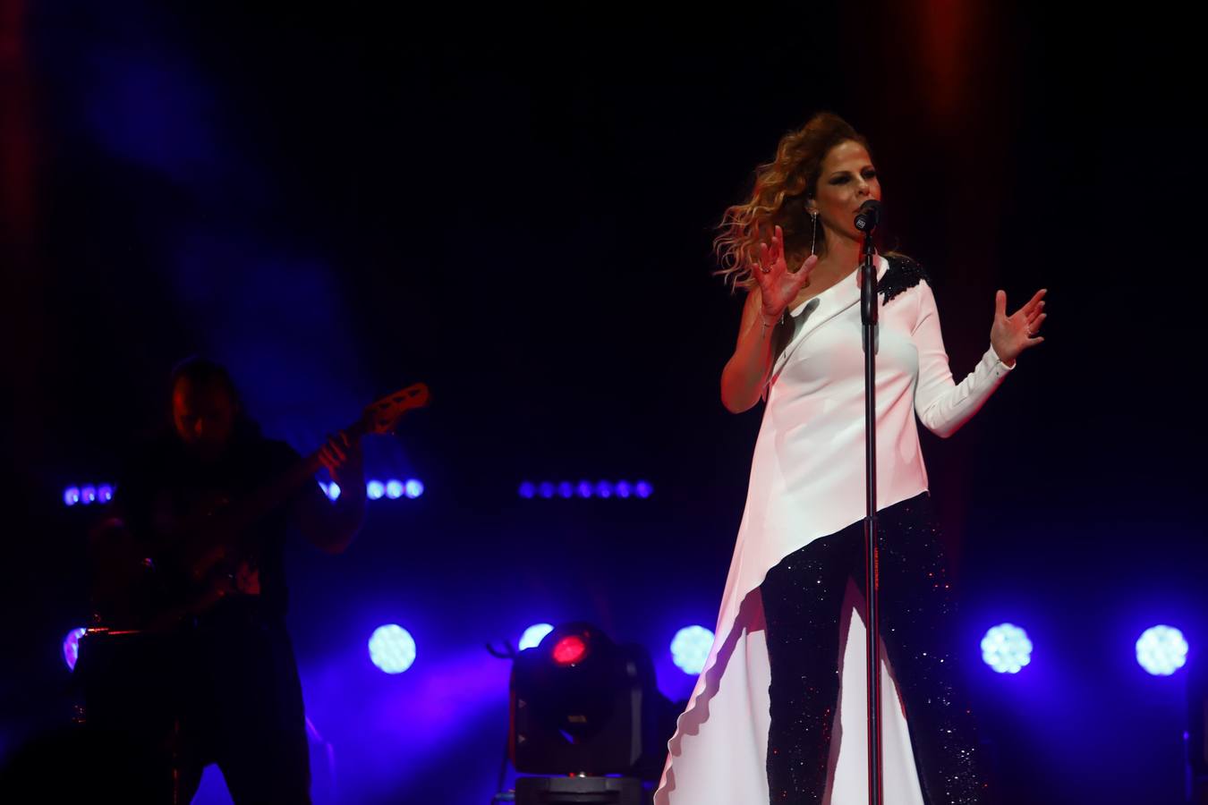 En imágenes, Pastora Soler hace vibrar a su público en su concierto de Córdoba