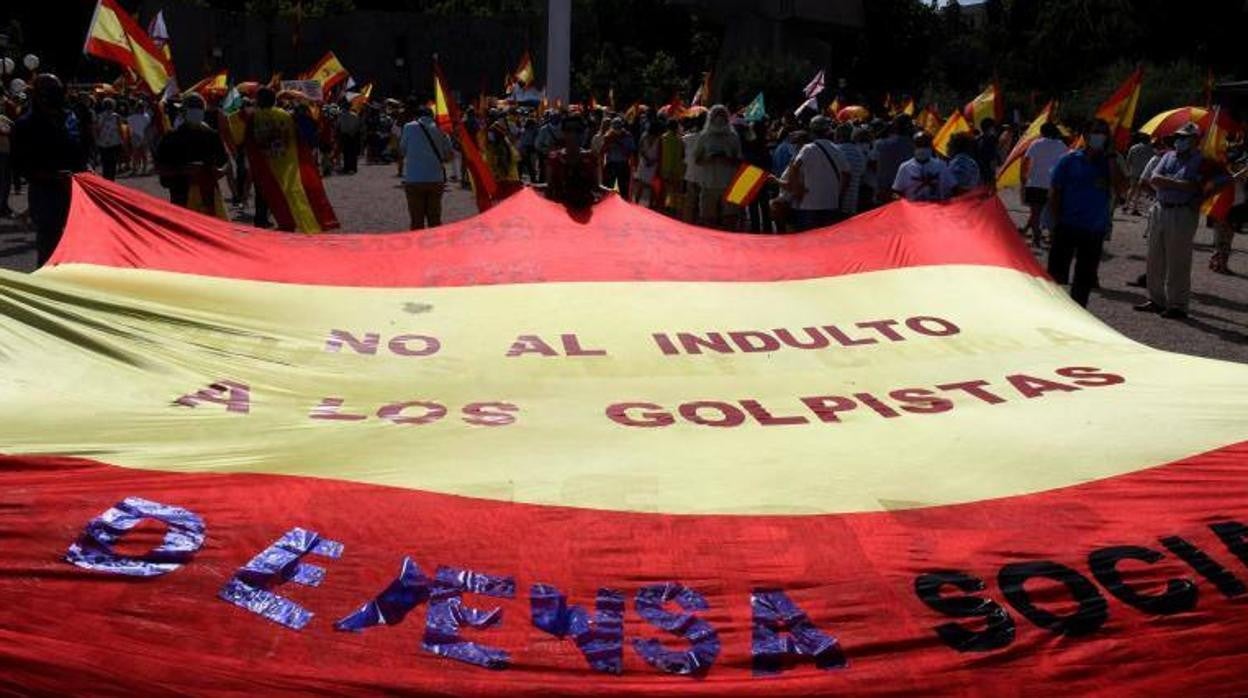 En imágenes: Así ha sido la concentración en Colón contra los indultos a los líderes del &#039;procés&#039;