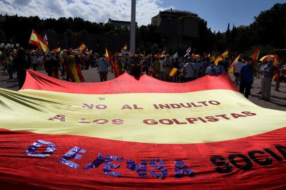 Miles de personas se han concentrado este domingo desde las 11.00 horas en la madrileña Plaza de Colón, convocados por la plataforma Unión 78, para protestar contra la concesión de indultos a los condenados por el 'procés' y contra un Gobierno que ejerce «un poder excluyente, sectario y peligroso».. 