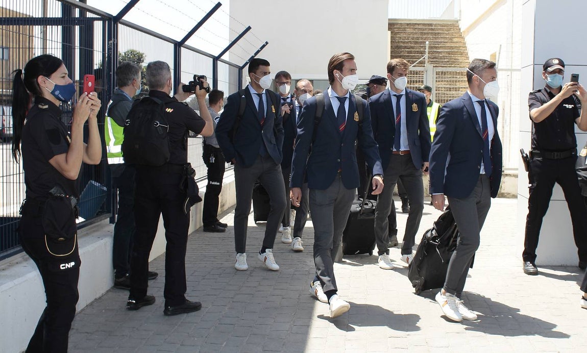 La selección española a su llegada en el aeropuerto de San Pablo