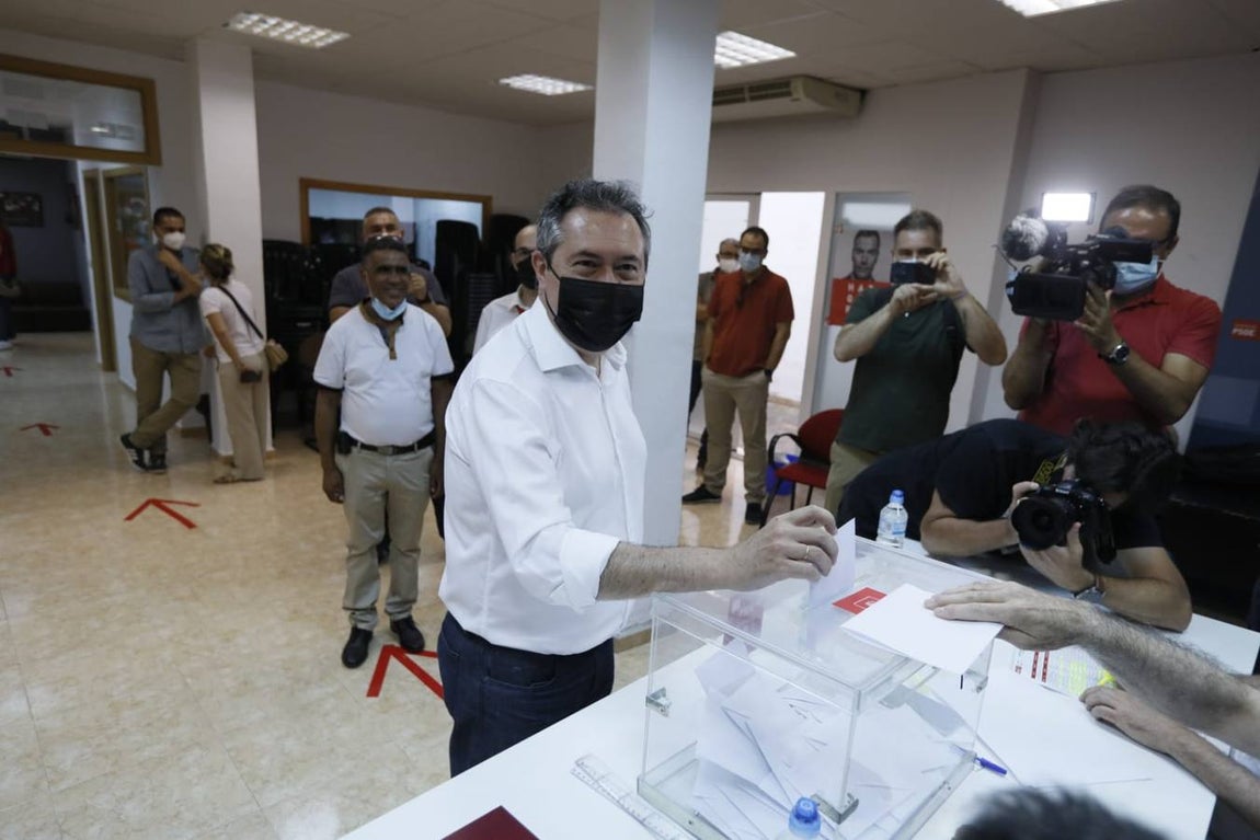En imágenes, candidatos y militantes votan en las primarias del PSOE Andalucía en Sevilla