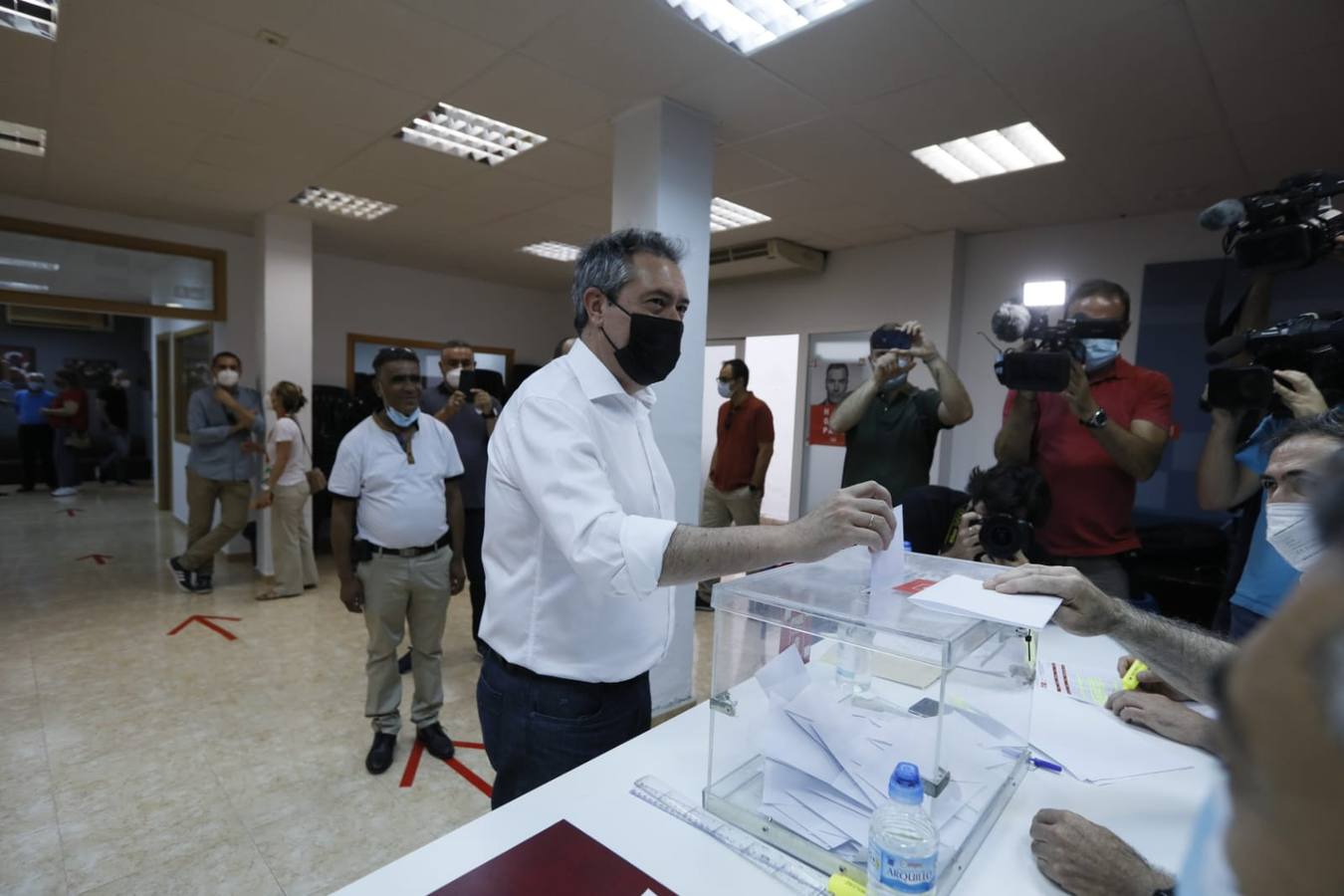 En imágenes, candidatos y militantes votan en las primarias del PSOE Andalucía en Sevilla