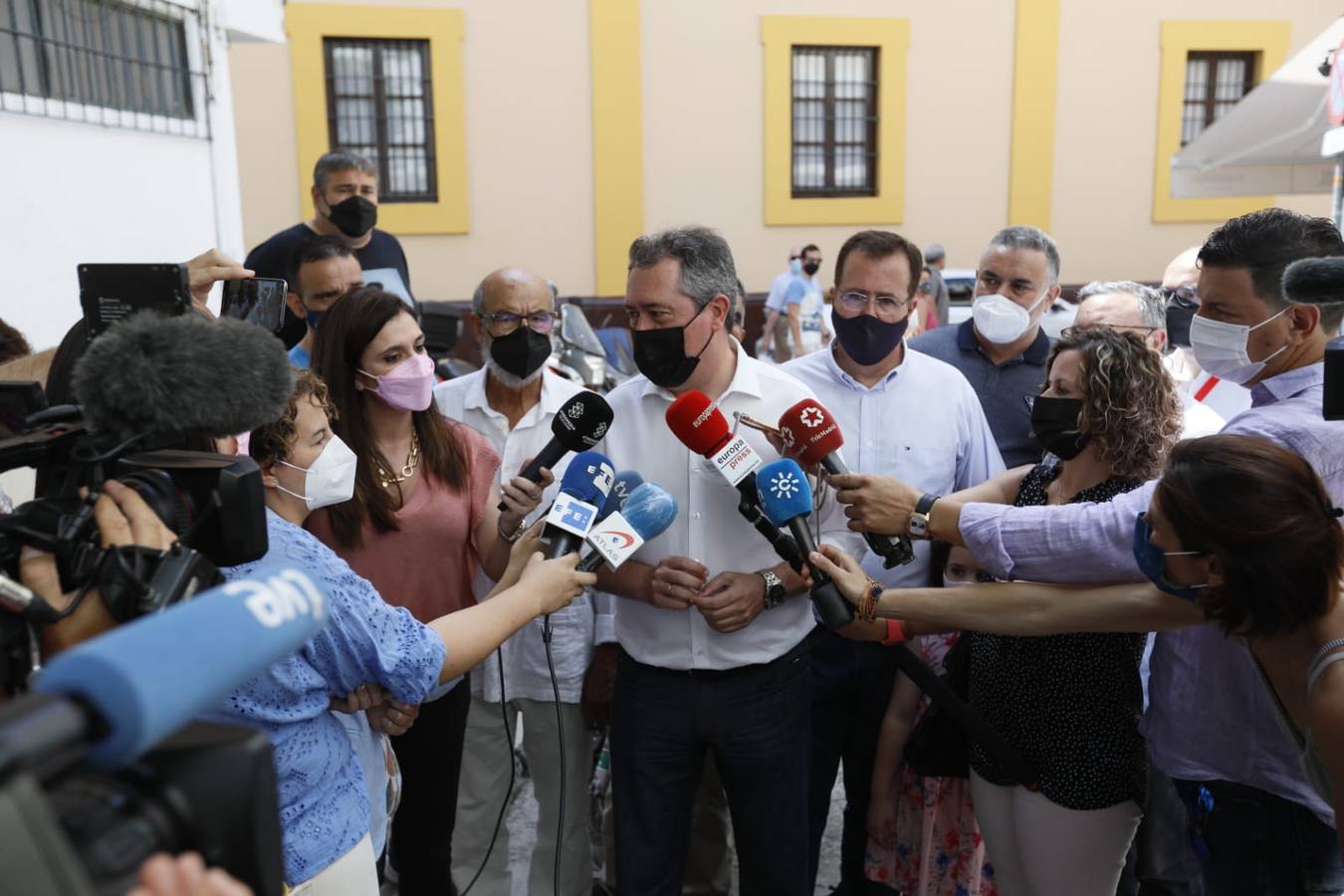 En imágenes, candidatos y militantes votan en las primarias del PSOE Andalucía en Sevilla