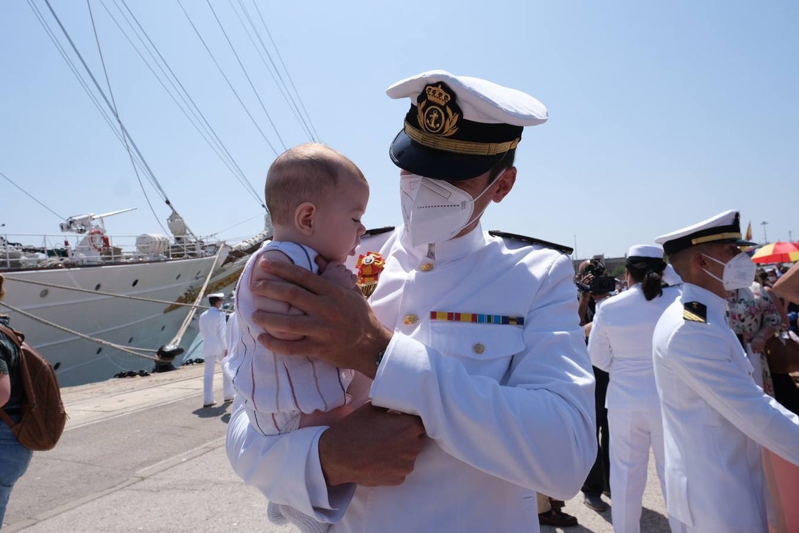 FOTOS: Así ha sido el recibimiento en Cádiz al Juan Sebastián de Elcano