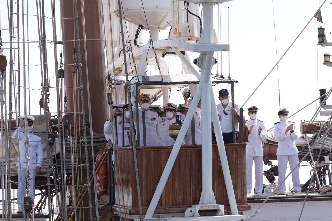 FOTOS: Así ha sido el recibimiento en Cádiz al Juan Sebastián de Elcano