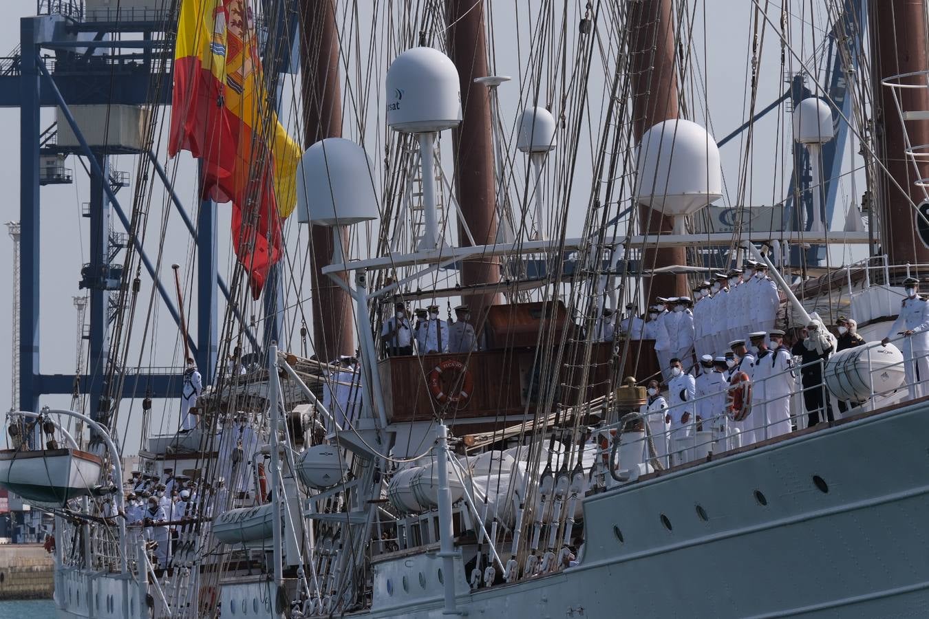 FOTOS: Así ha sido el recibimiento en Cádiz al Juan Sebastián de Elcano