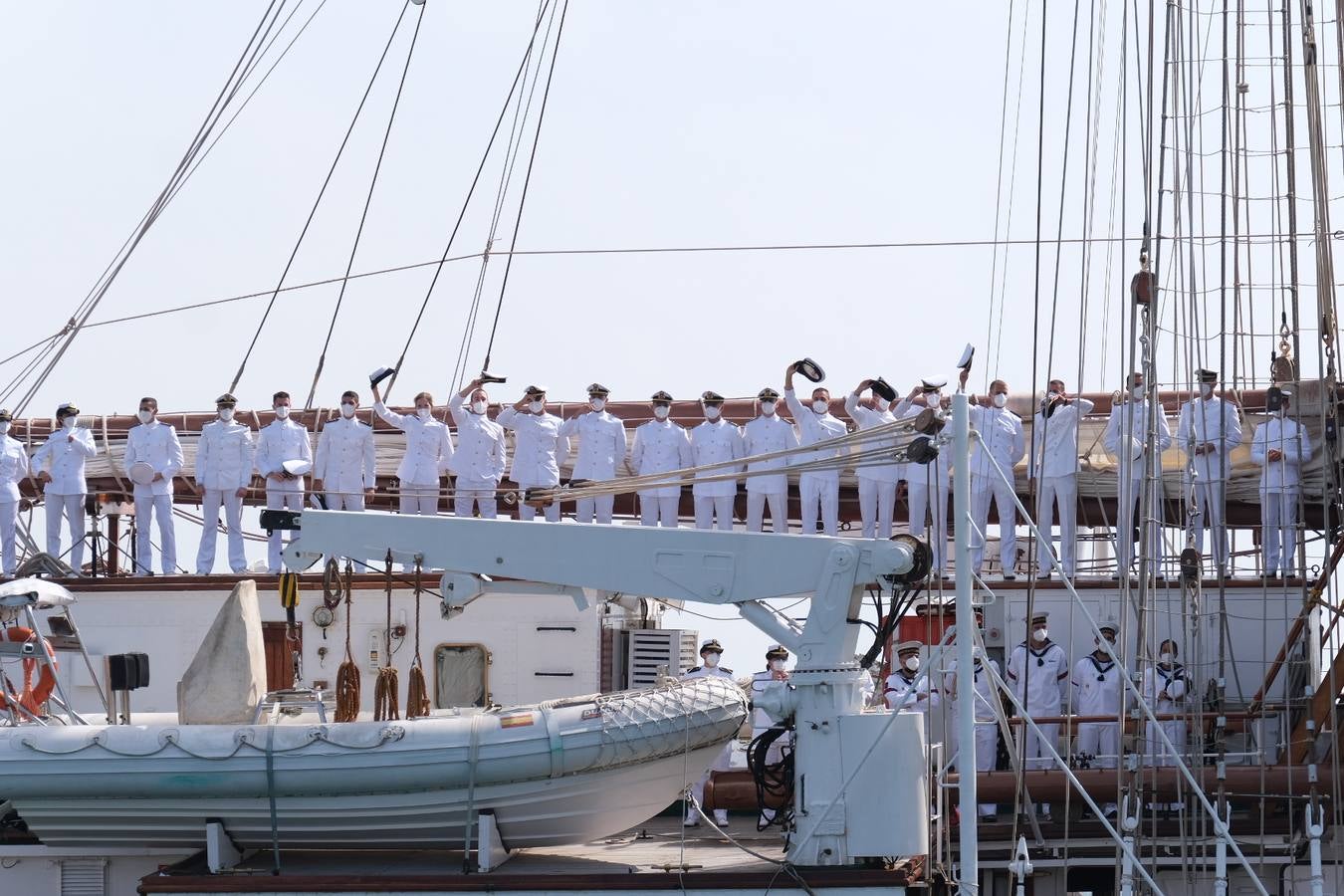 FOTOS: Así ha sido el recibimiento en Cádiz al Juan Sebastián de Elcano