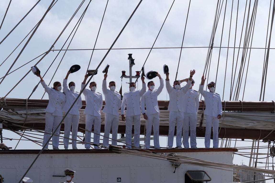 FOTOS: Así ha sido el recibimiento en Cádiz al Juan Sebastián de Elcano