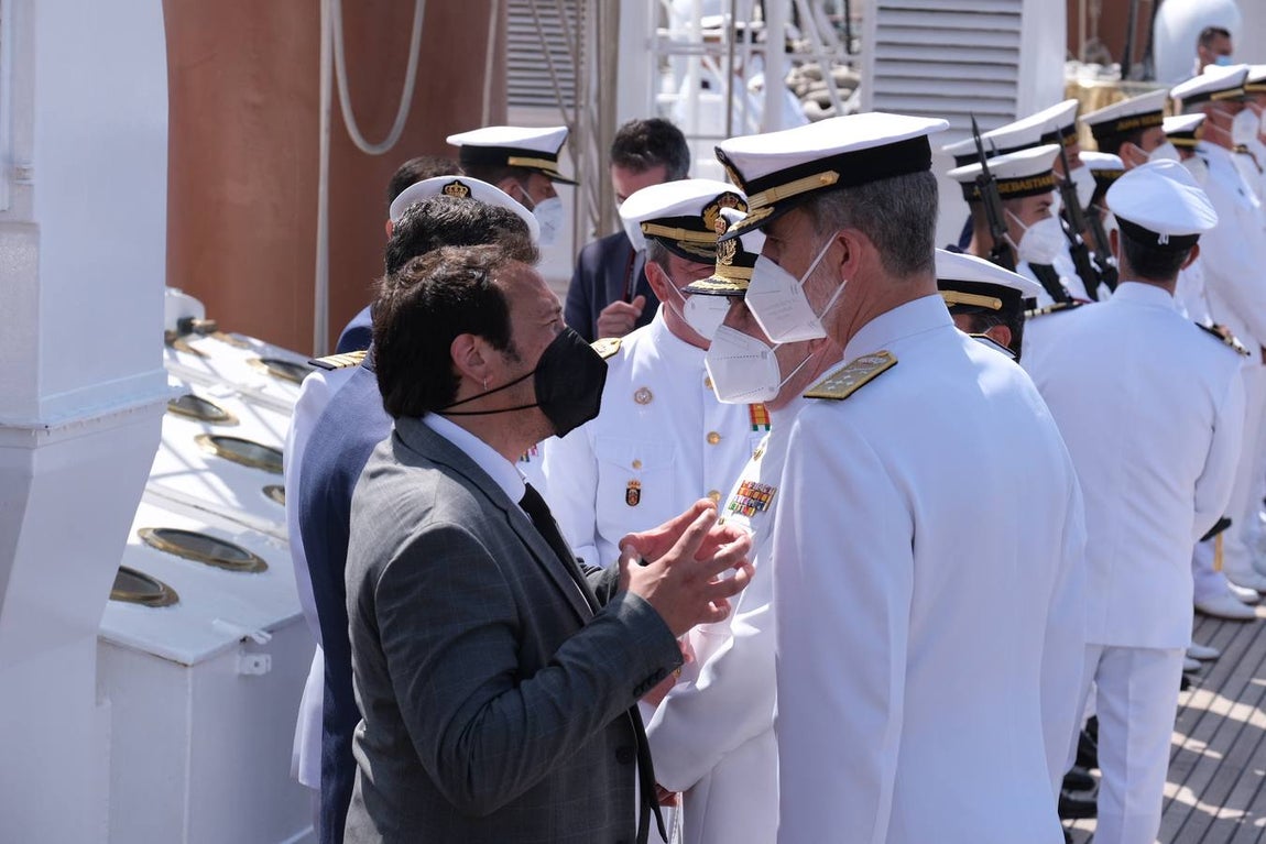 FOTOS: Así ha sido el recibimiento en Cádiz al Juan Sebastián de Elcano