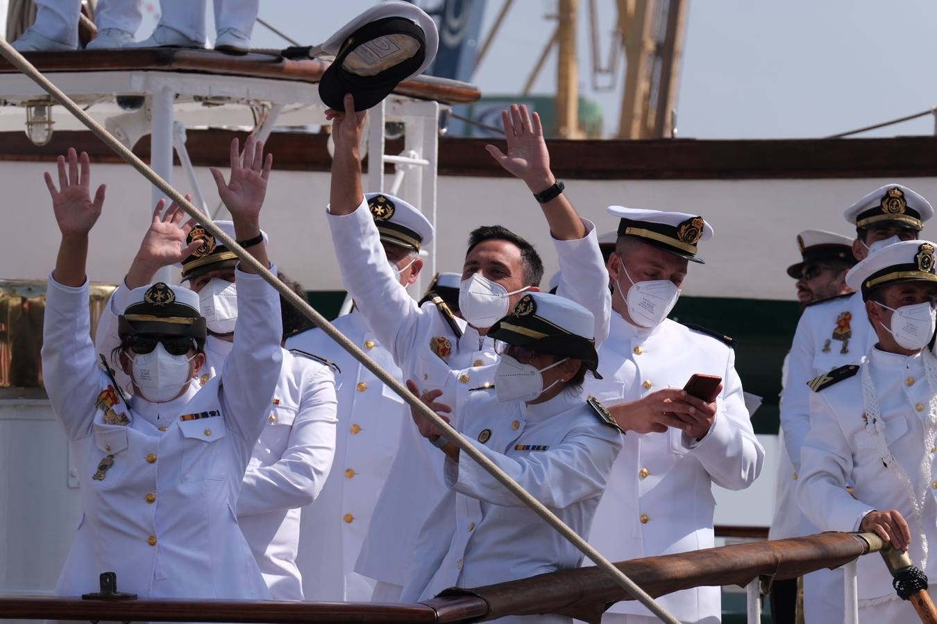 FOTOS: Así ha sido el recibimiento en Cádiz al Juan Sebastián de Elcano