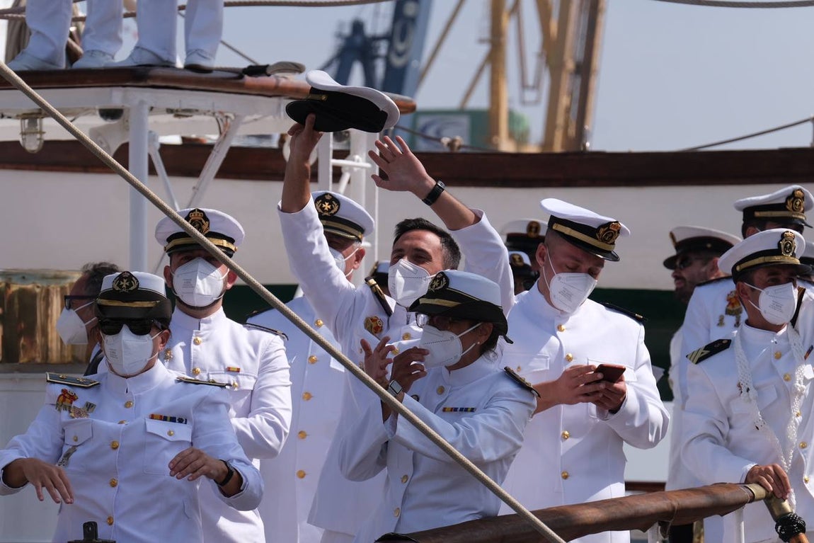 FOTOS: Así ha sido el recibimiento en Cádiz al Juan Sebastián de Elcano