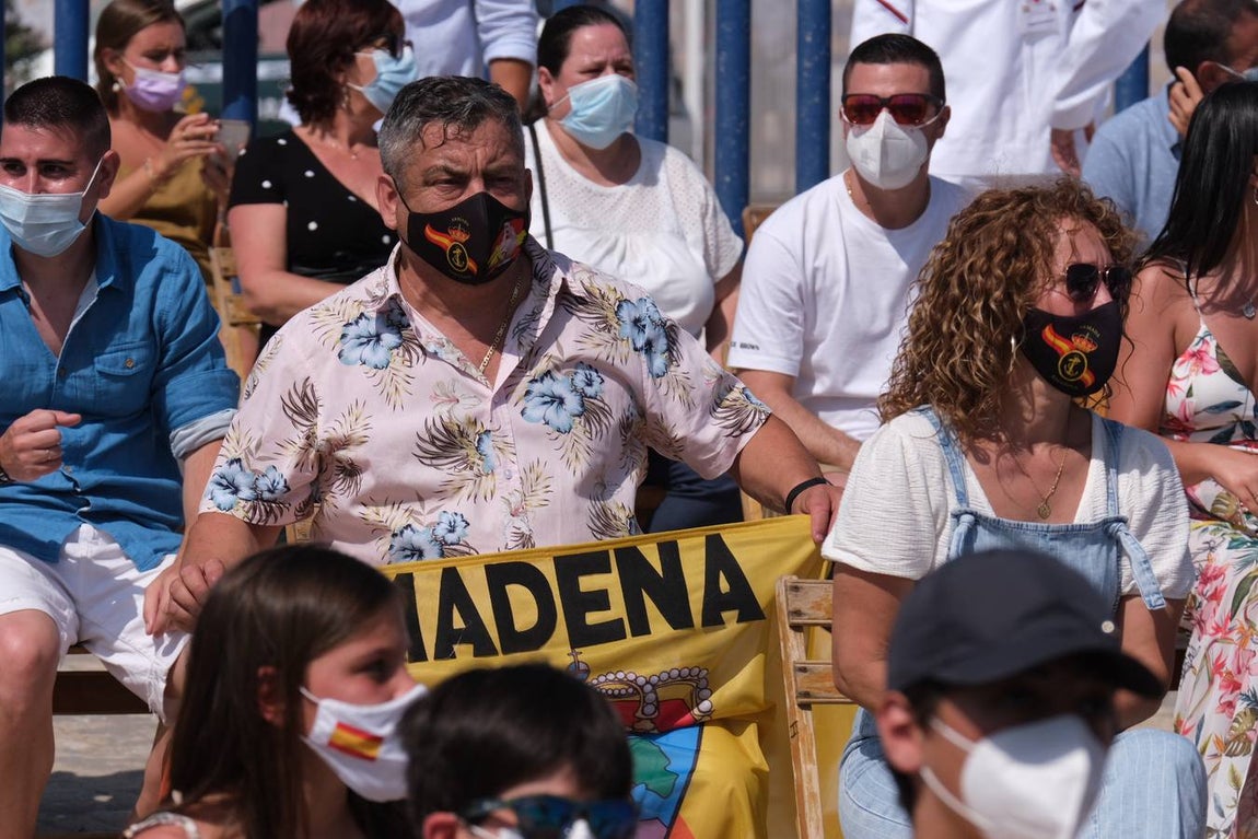 FOTOS: Así ha sido el recibimiento en Cádiz al Juan Sebastián de Elcano