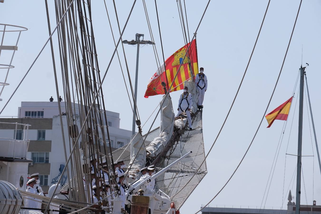 FOTOS: Así ha sido el recibimiento en Cádiz al Juan Sebastián de Elcano