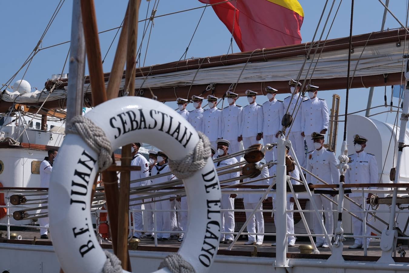 FOTOS: Así ha sido el recibimiento en Cádiz al Juan Sebastián de Elcano