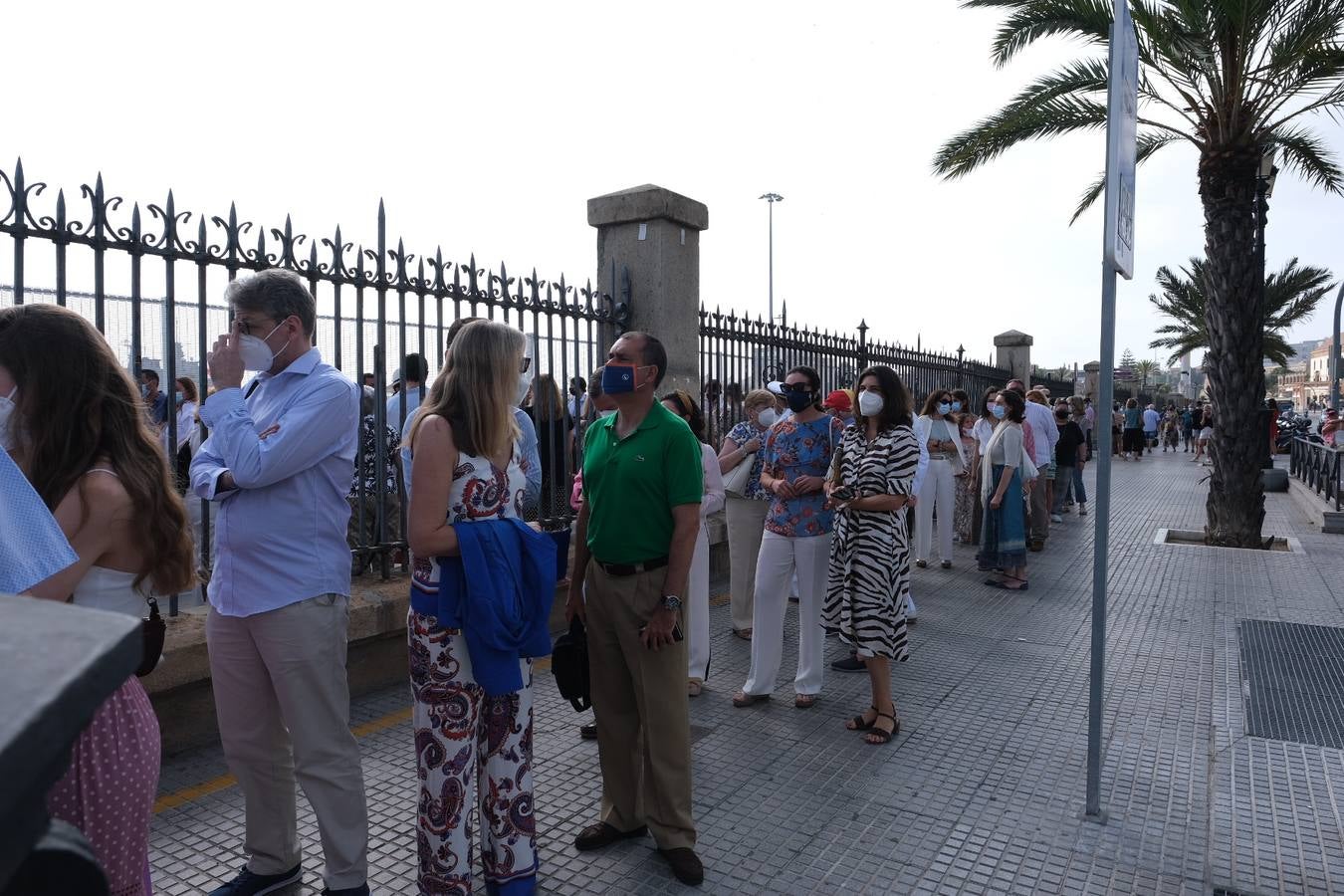 FOTOS: Así ha sido el recibimiento en Cádiz al Juan Sebastián de Elcano