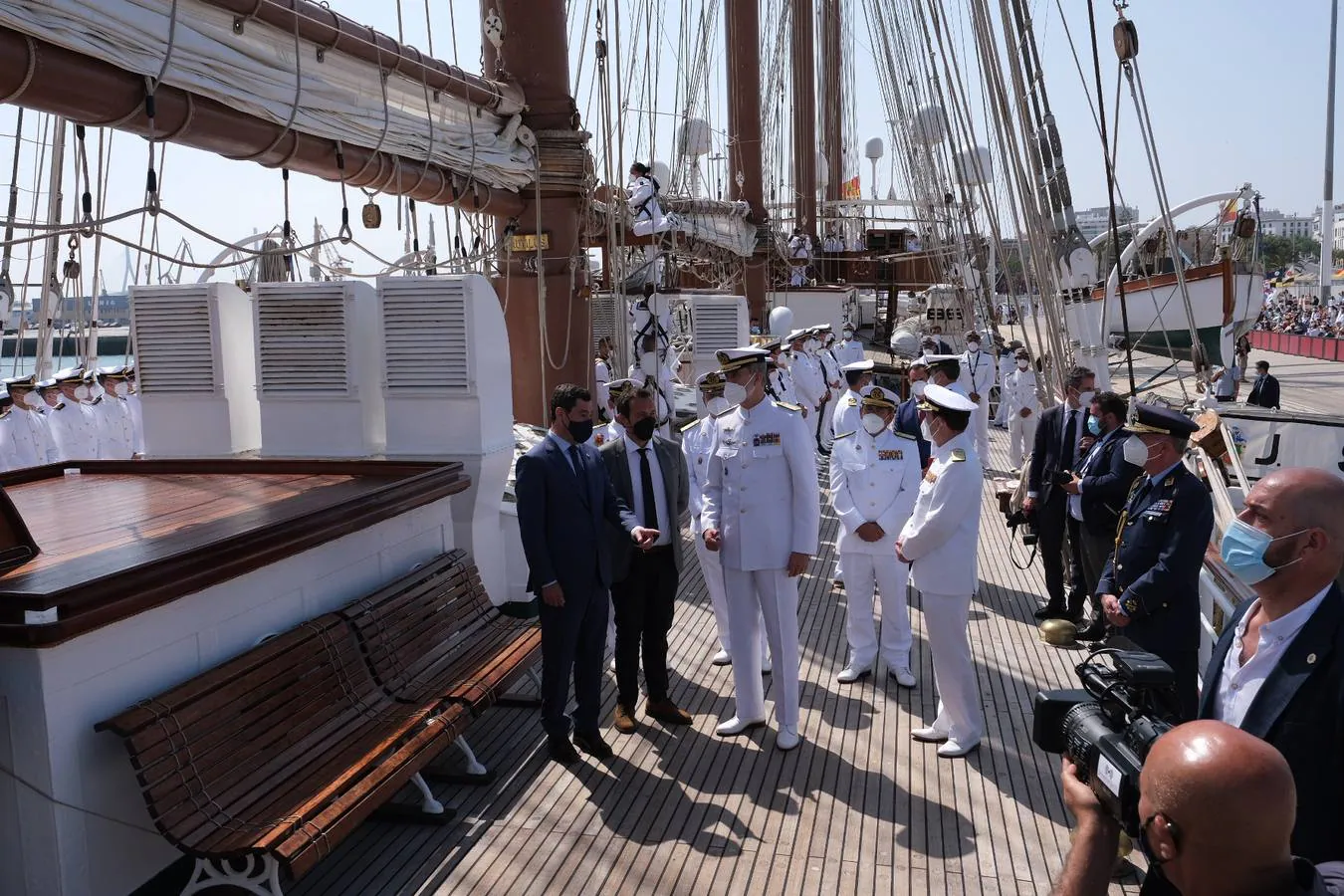 FOTOS: Así ha sido el recibimiento en Cádiz al Juan Sebastián de Elcano