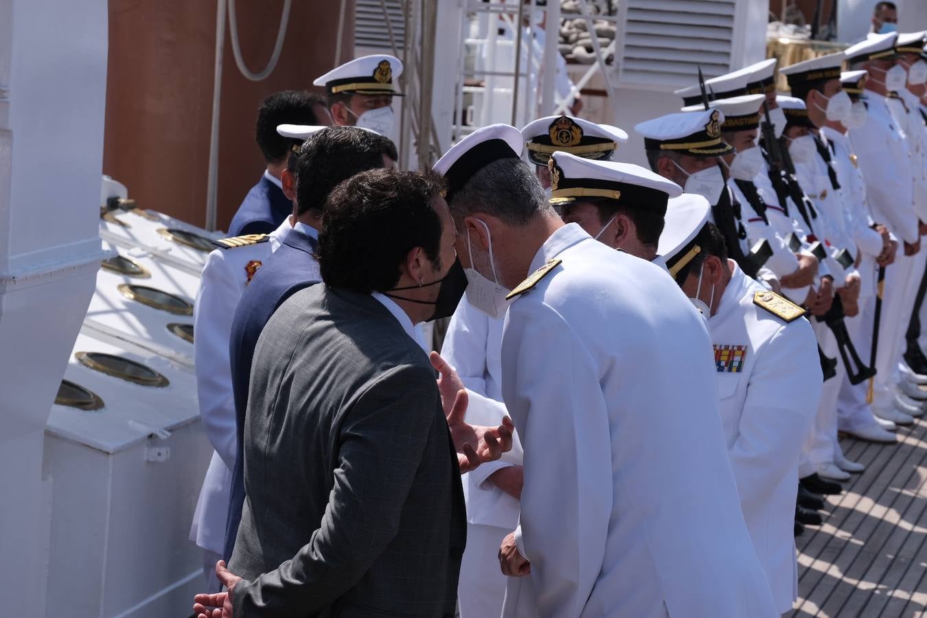 FOTOS: Así ha sido el recibimiento en Cádiz al Juan Sebastián de Elcano