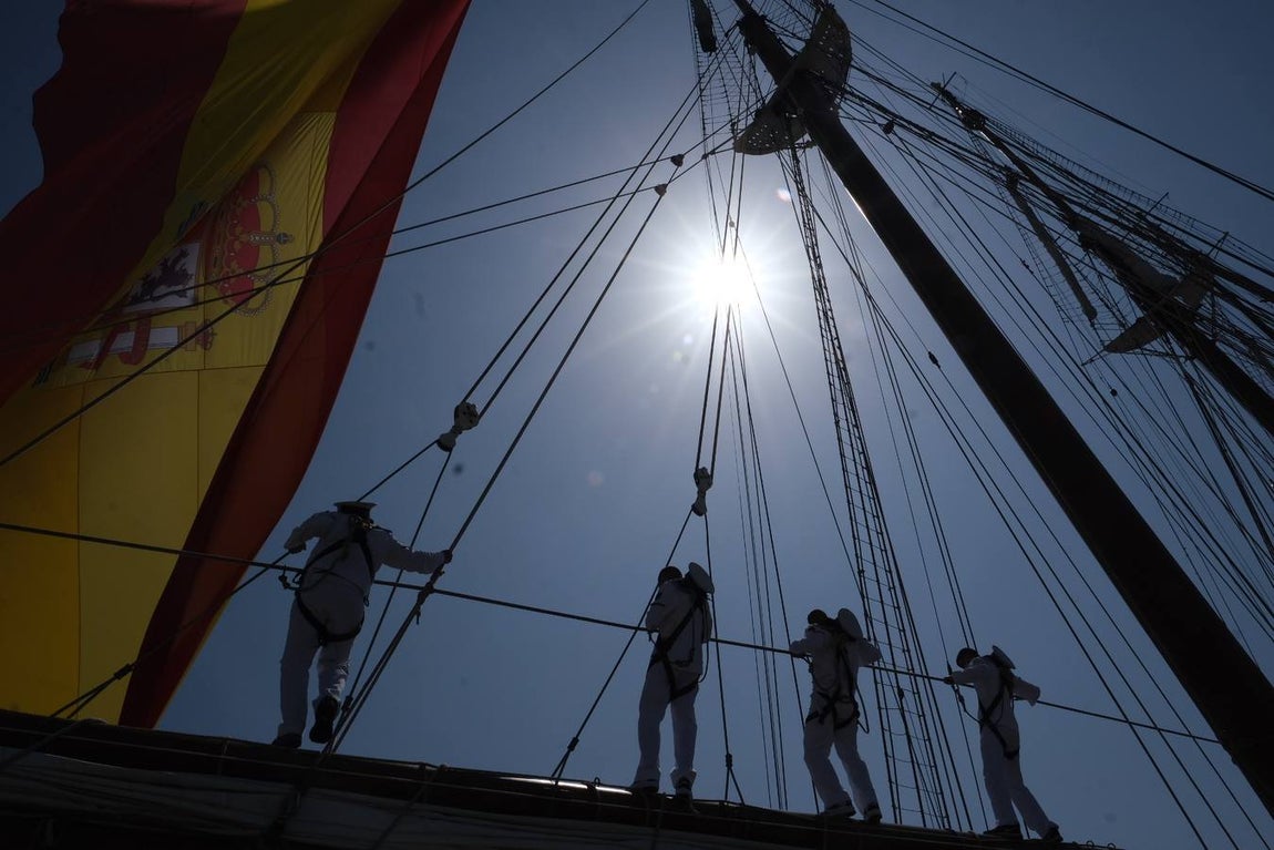FOTOS: Así ha sido el recibimiento en Cádiz al Juan Sebastián de Elcano