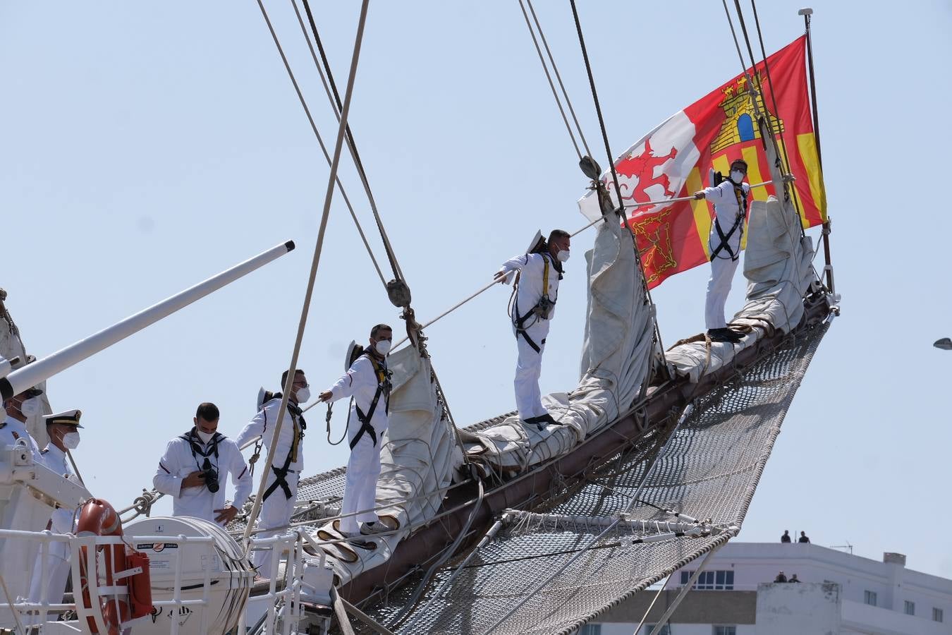 FOTOS: Así ha sido el recibimiento en Cádiz al Juan Sebastián de Elcano